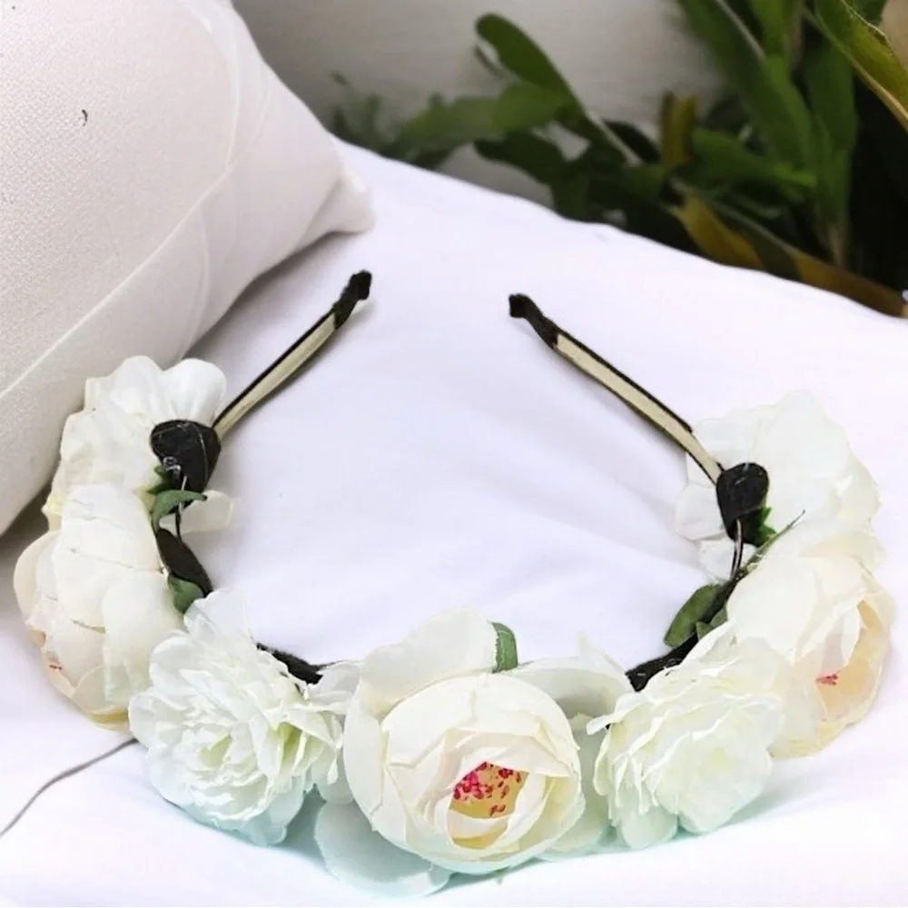 Blooming Beauty: White Flower Headband for the Perfect Boho Chic Look! NWOT